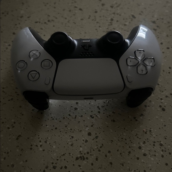 PS5 DualSense Wireless Controller - Picture 2 of 4